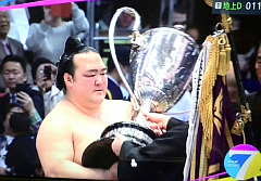 20170326稀勢の里 優勝杯-S.png